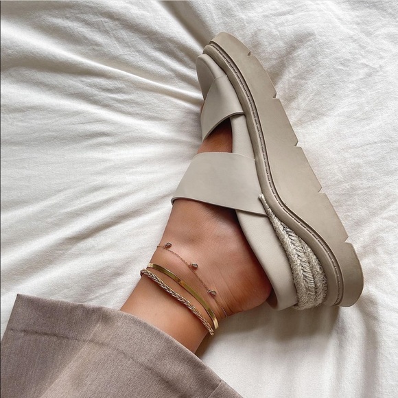 𝗡𝗪𝗧 𝗭𝗮𝗿𝗮 • Rubberized Low Heel Sandals - Picture 2 of 11